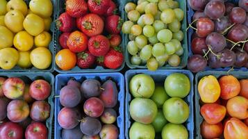 vistoso formación de Fresco frutas a agricultores mercado, muy lleno con sabores de el verano cosecha foto