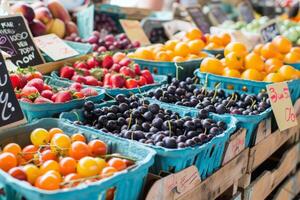 vistoso formación de Fresco frutas a agricultores mercado, muy lleno con sabores de el verano cosecha foto