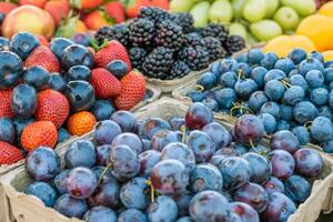 vistoso formación de Fresco frutas a agricultores mercado, muy lleno con sabores de el verano cosecha foto