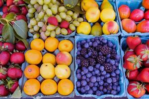 vistoso formación de Fresco frutas a agricultores mercado, muy lleno con sabores de el verano cosecha foto