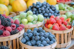 vistoso formación de Fresco frutas a agricultores mercado, muy lleno con sabores de el verano cosecha foto