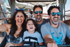 familia de cuatro disfrutando día de divertido y la risa a diversión parque, montando rodillo portavasos foto