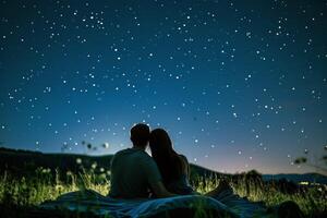 Pareja estudio de las estrellas en cobija en prado, contando disparo estrellas en claro verano noche foto