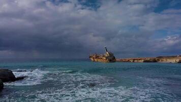 Flug Über das Meer und Schiff auf Grund gelaufen. Ladung Schiff edro iii Schiffbruch in der Nähe von felsig Küste im Mittelmeer Meer beim Paphos, Zypern. 4k video