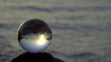 magnifique lever du soleil plus de le méditerranéen mer. verre bol avec réflexion de le mer. 4k video