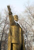 cubierto de nieve estatua de Vladimir Ilich Lenin en almaty. kazajstán. foto