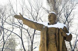 cubierto de nieve estatua de Vladimir Ilich Lenin en almaty. kazajstán. foto