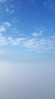 azul cielo gradualmente vueltas dentro blanco niebla como nubes cubrir el vista. video