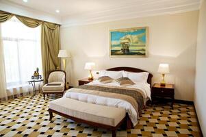 lujoso hotel habitación interior con Tamaño gigante cama foto