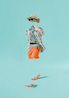 invisible hombre con verano atuendo y Gafas de sol en agua antecedentes foto