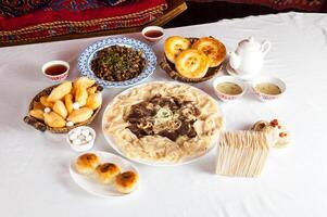 nacional kazakh platos, beshparmak, manty, baursak foto