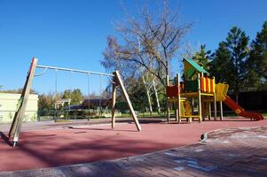 un vistoso niños patio de recreo en parque foto