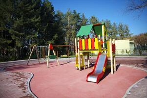 un vistoso niños patio de recreo en parque foto