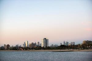 puesta de sol en S t kilda muelle en melbourne, Australia. foto