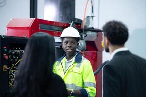 técnicos son presentando industrial mano robots a persona de negocios de fábrica industria quien será utilizar ellos en Gran escala complejo fabricación operaciones. foto