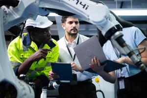 técnicos son presentando industrial mano robots a persona de negocios de fábrica industria quien será utilizar ellos en Gran escala complejo fabricación operaciones. foto