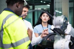 técnicos son presentando industrial mano robots a persona de negocios de fábrica industria quien será utilizar ellos en Gran escala complejo fabricación operaciones. foto