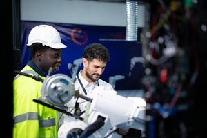 técnicos son presentando industrial mano robots a persona de negocios de fábrica industria quien será utilizar ellos en Gran escala complejo fabricación operaciones. foto