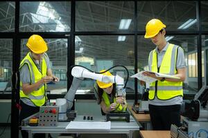 grupo de ingenieros y técnicos aprendizaje el tecnología a controlar mano robots para industrial uso. foto