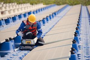 fotovoltaica ingenieros trabajo en flotante fotovoltaica. inspeccionar y reparar el solar panel equipo flotante en el agua. foto