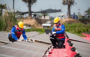 fotovoltaica ingenieros trabajo en flotante fotovoltaica. inspeccionar y reparar el solar panel equipo flotante en el agua. foto