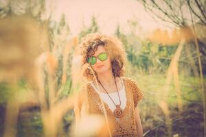 Moda Disparo de un hermosa boho estilo niña en naturaleza antecedentes. boho, hippie foto