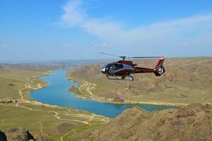 helicóptero volador terminado el río foto