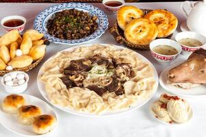 nacional kazakh platos, beshparmak, manty, baursak foto