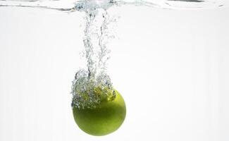 una serie, manzanas verdes en agua foto