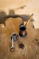 café frijoles en un de madera mesa foto