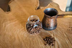 café frijoles en un de madera mesa foto