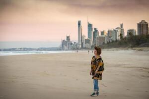 hermosa niña posando en el playa. oro costa, Australia, Queensland foto