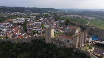 obidos castillo y ciudad. Portugal. aéreo vista. zumbido se mueve hacia atrás y hacia arriba video