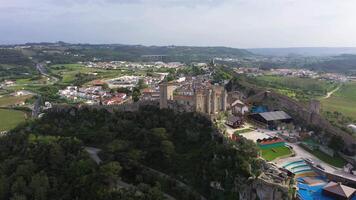 obidos muro, castillo y ciudad. Portugal. aéreo vista. orbital video