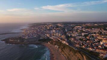 ericeira cidade às pôr do sol, atlântico oceano e de praia. Portugal. aéreo visualizar. órbita video