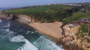 ribeira d'ilhas playa, acantilados y atlántico Oceano olas en soleado día. Portugal. aéreo vista. zumbido se mueve adelante, inclinación abajo video