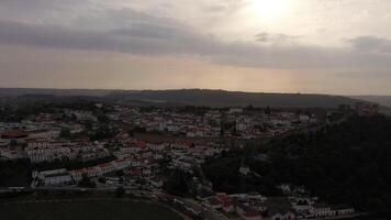 obidos vägg, slott och stad på solnedgång. portugal. antenn se. Drönare rör sig framåt- och uppåt video