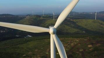 viento turbina con cuchillas en verde rural zona en Portugal a puesta de sol. aéreo vista. alternativa renovable energía. zumbido se mueve hacia abajo, inclinación arriba video