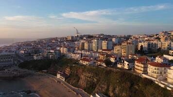 Ericeira stad Bij zonsondergang, atlantic oceaan en strand. Portugal. antenne visie. dar beweegt achteruit en omhoog video