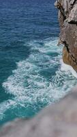 Blau Energie und klar Ozean Wasser. mächtig stürmisch Meer Wellen. abstürzen Welle Linie im öffnen atlantisch Meer mit schaumig Weiß Textur im schleppend Bewegung. Spanien, Asturien video