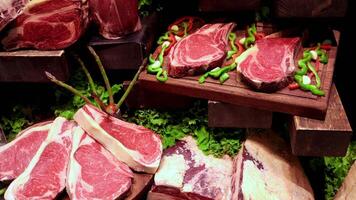 dichtbij omhoog verrukkelijk, vers vlees tafel lay-out rauw steaks, rood droog oud rundvlees, rib oog Bij een slager. premie biologisch vlees naar verkopen in markt. vlees industrie concept. rundvlees plakjes Aan houten bord video