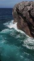 azul energía y claro Oceano agua. poderoso Tormentoso mar ondas. estrellarse ola línea en abierto atlántico mar con espumoso blanco textura en lento movimiento. España, Asturias video