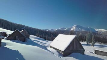 volo al di sopra di il villaggio di pastore e montagne nel inverno. bellissimo paesaggio di inverno montagne. aereo Visualizza video