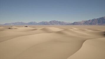 arido deserto paesaggio con lontano montagne video