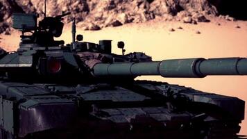 groot leger tank in woestijn video