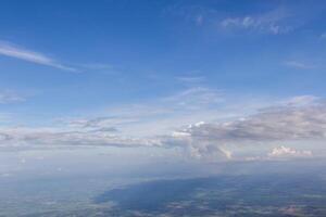 cielo azul y nube blanca foto