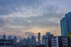 puesta de sol a el ciudad foto