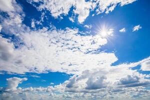 sol, cielo y nubes foto