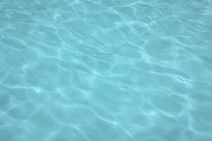 piscina con reflejos soleados foto