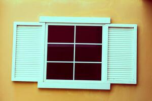 Clásico ventana en amarillo cemento foto